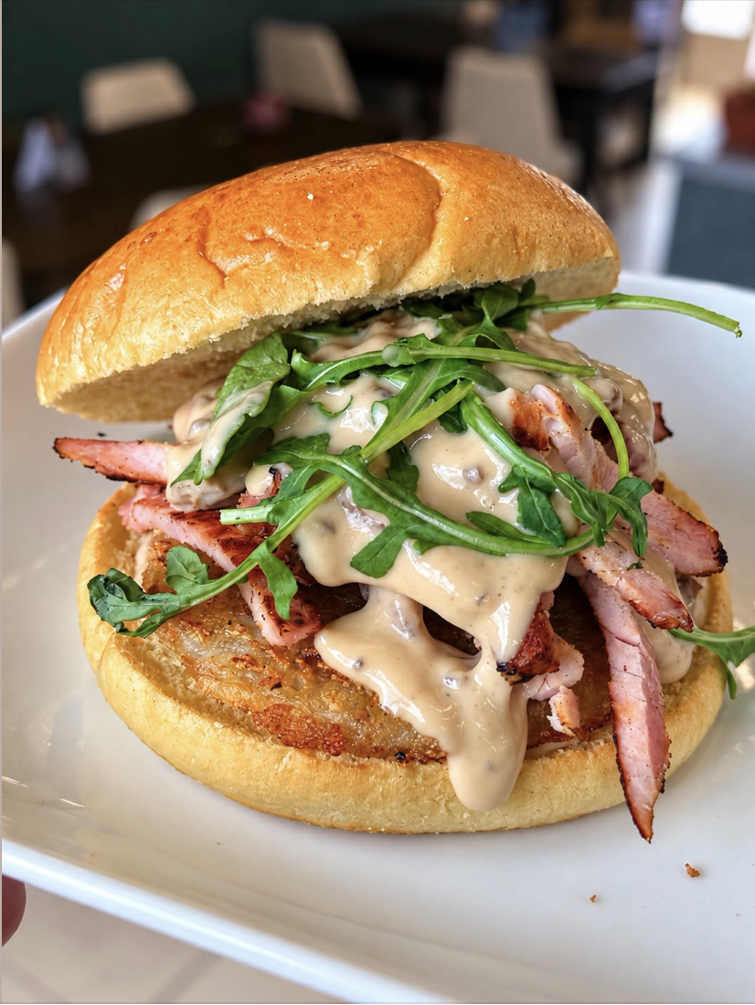 Le Forestier : bun toasté au porc affiné, galette de pommes de terre croustillante, sauce Archiduc aux champignons et roquette